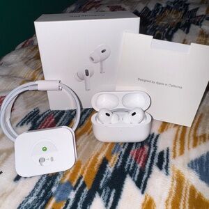 Apple airpods 2nd gen with charging case